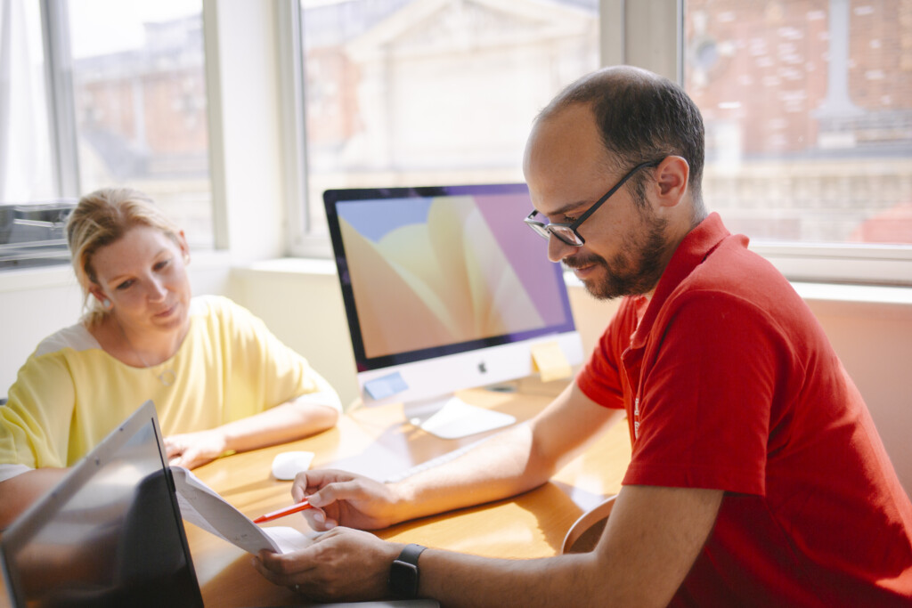 Séance de coaching alternance à l'IMIE Paris avec accompagnement personnalisé pour la recherche d'entreprise, la préparation du CV et des entretiens de recrutement.