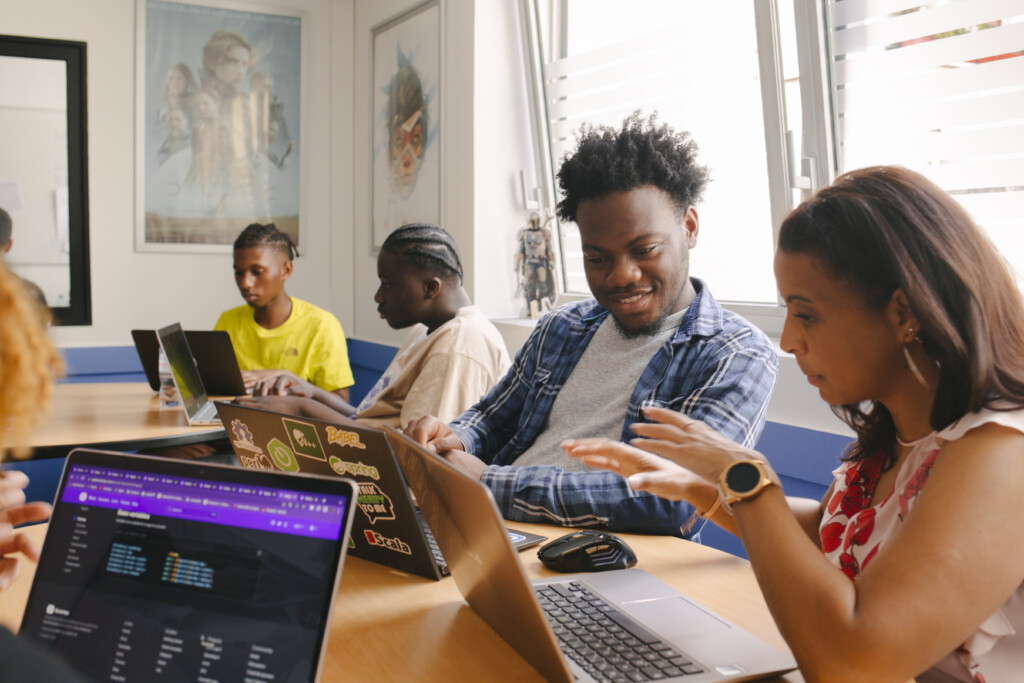 Étudiants en formation développeur web, logiciel et cybersécurité à l'IMIE Paris réalisant un projet collaboratif.
